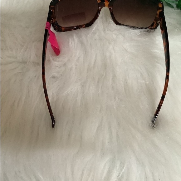 NWT Betsy Johnson 100% UV Lens Animal Print Sunglasses - Picture 5 of 5